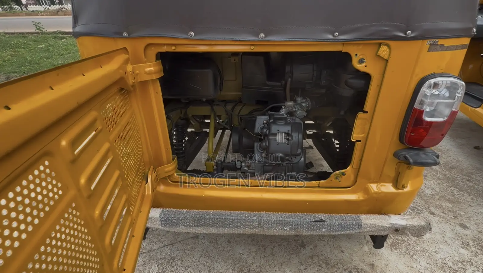 Bus 2022 Yellow
