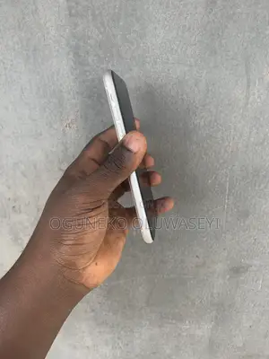 Apple iPhone XR 64 GB White