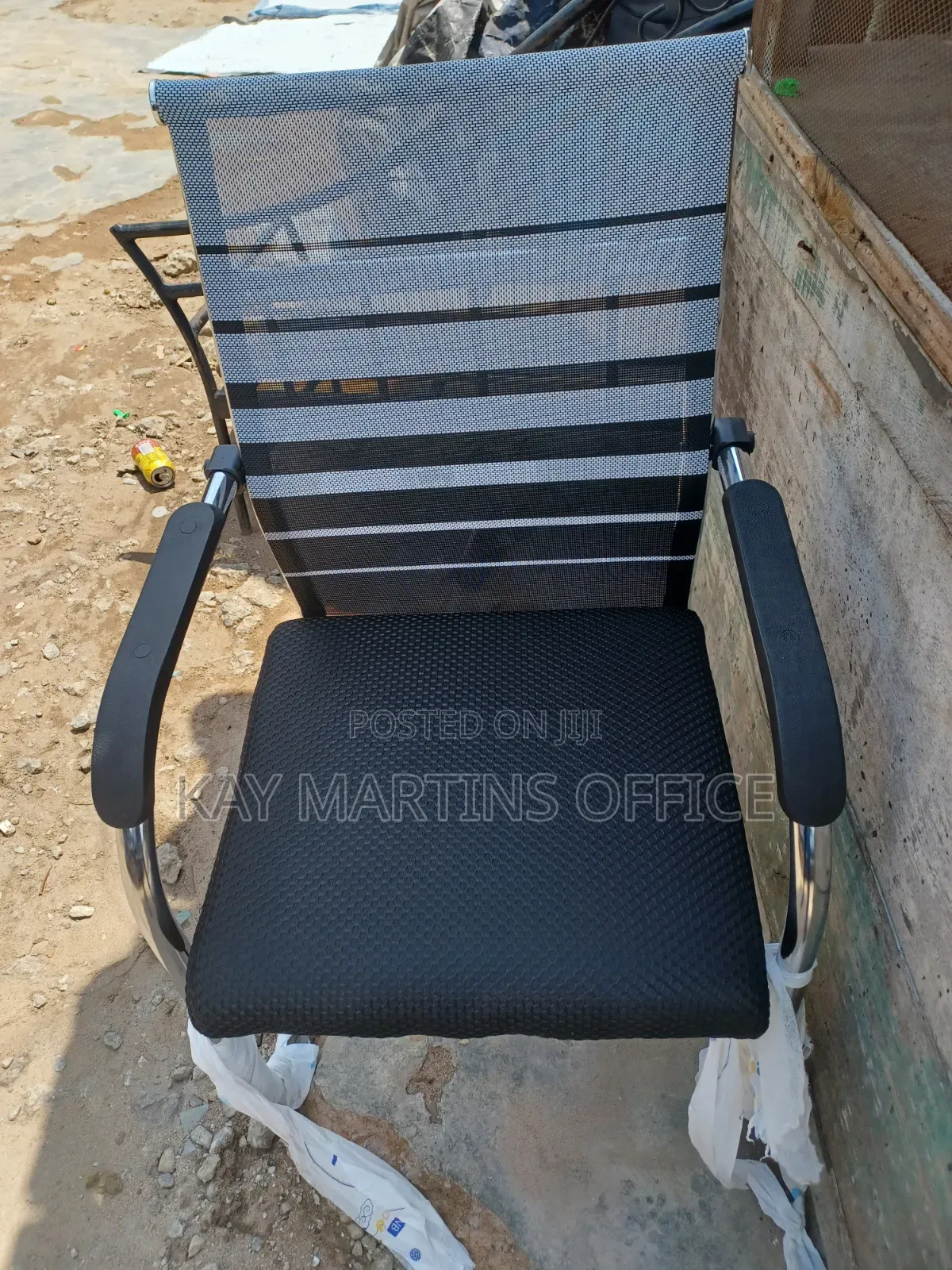 A Unique Quality Mesh Visitor's Chair