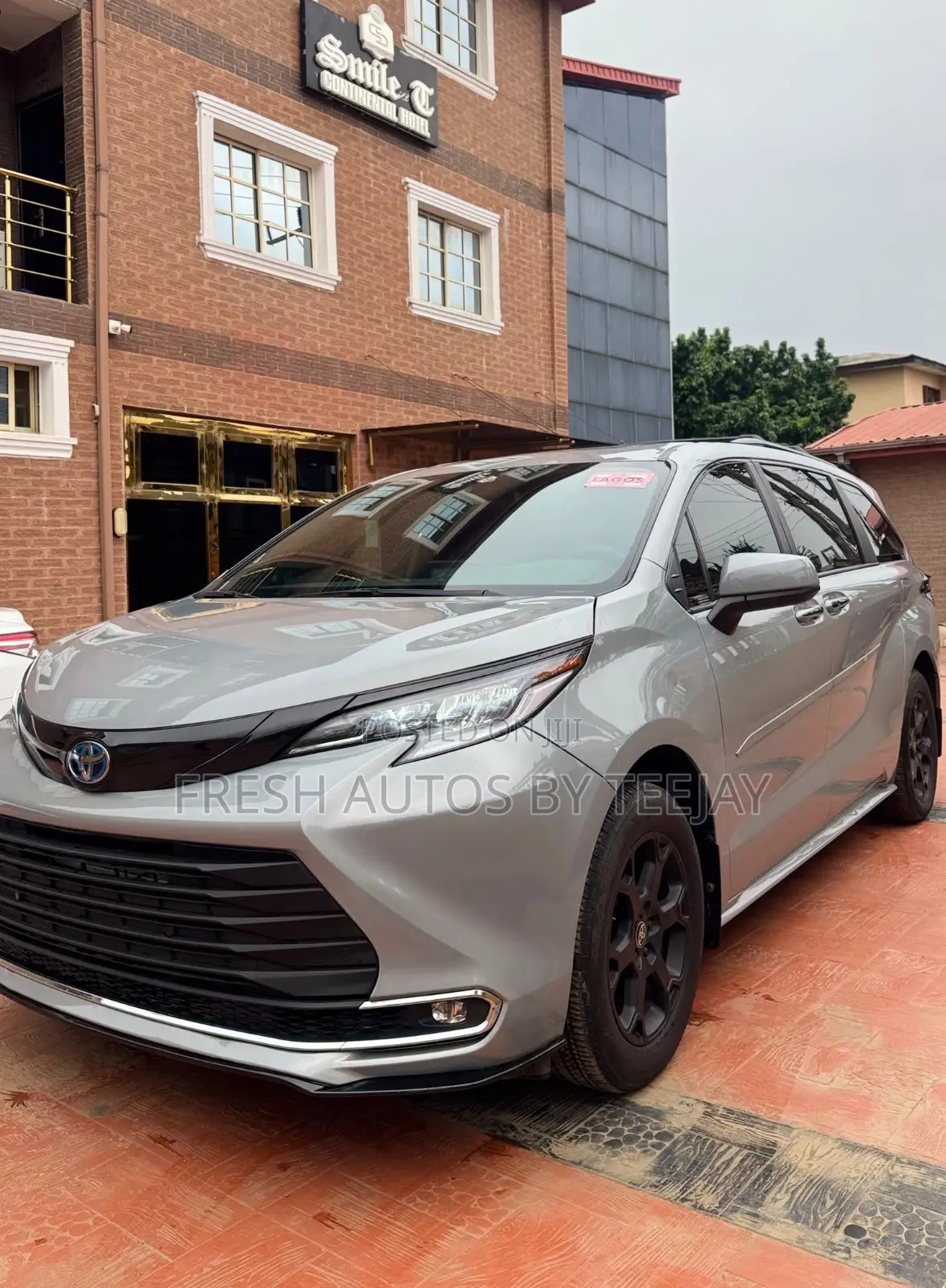 Toyota Sienna XLE 7-Passenger AWD 2025 Gray