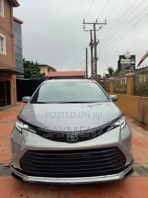 Toyota Sienna XSE 7-Passenger AWD 2025 Silver