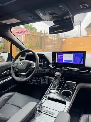 Toyota Sienna XSE 7-Passenger AWD 2025 Silver