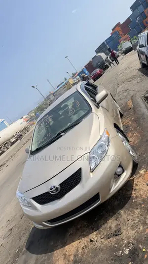 Toyota Corolla LE 4dr Sedan (1.8L 4cyl 4A) 2010 Gold