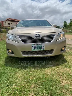 Toyota Camry Base 4dr Sedan (2.5L 4cyl 6M) 2011 Gold