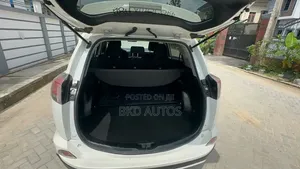 Toyota RAV4 LE AWD (2.5L 4cyl 6A) 2017 White