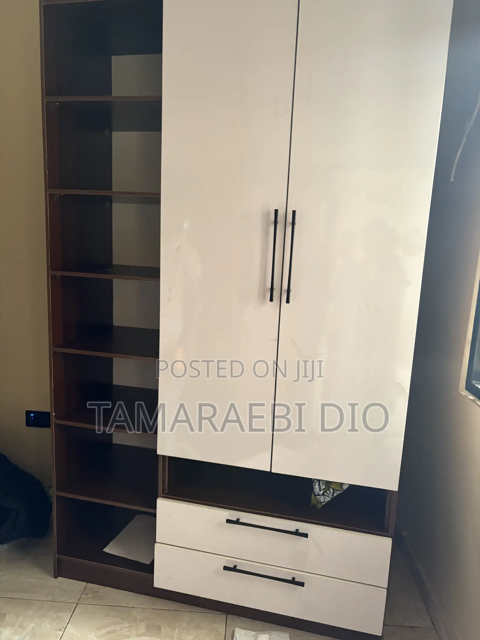 Gloss-Matte Finish Wardrobe