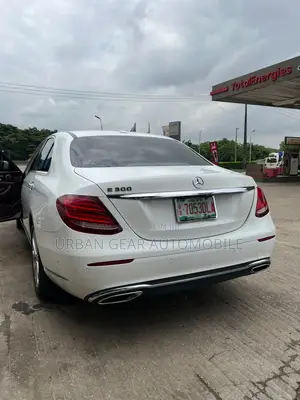 Mercedes-Benz E300 4Matic AWD Sedan (2.0L 4cyl 9A) 2017 White