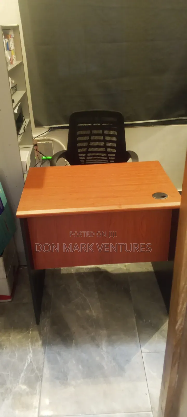 Luxury 3 Ft Office Table