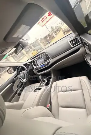 Toyota Highlander XLE 4x4 V6 (3.5L 6cyl 8A) 2018 Gray