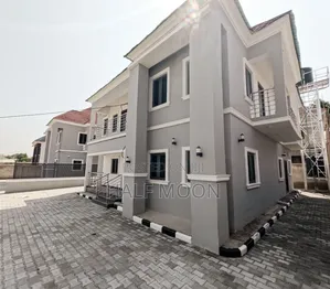 5bdrm House in Sabon Lugbe for sale
