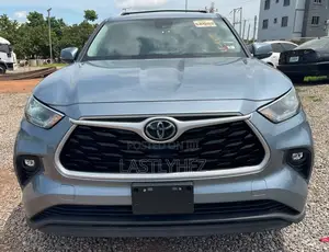 Toyota Highlander LE 2022 Blue