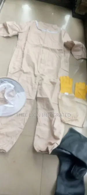 Premium Full Body Beekeeping Protective Suit Set (With Gloves)