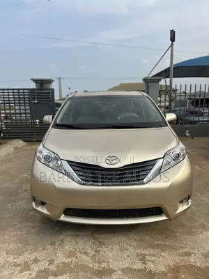 Toyota Sienna XLE 8-Passenger 4dr Minivan (3.5L 6cyl 6A) 2014 Gold