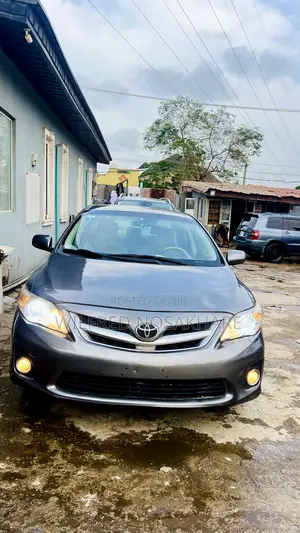 Toyota Corolla LE 4dr Sedan (1.8L 4cyl 4A) 2013 Gray
