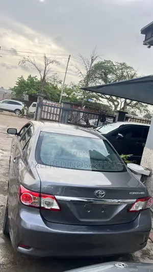 Toyota Corolla LE 4dr Sedan (1.8L 4cyl 4A) 2013 Gray