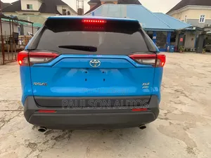 Toyota RAV4 XLE AWD 2019 Blue
