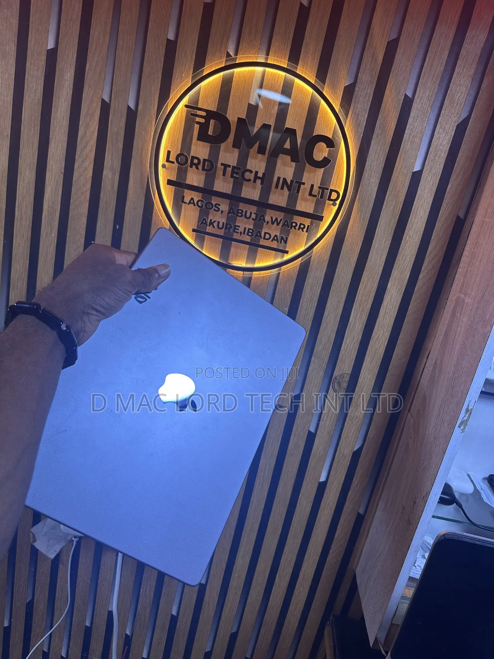 MacBook Pro -Air 2021-2026 Screen Replacement