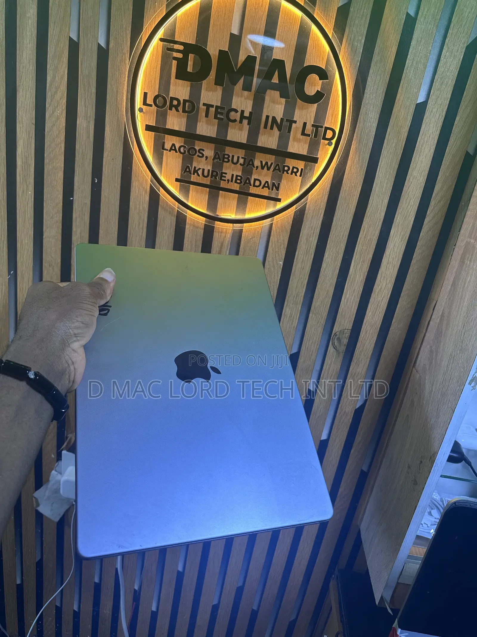 MacBook Pro -Air 2021-2026 Screen Replacement