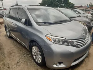 Toyota Sienna 2018 Silver