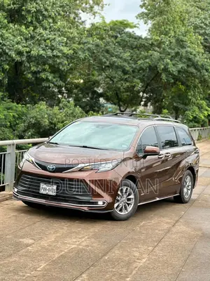 Toyota Sienna XLE Woodland Edition 2022 Brown