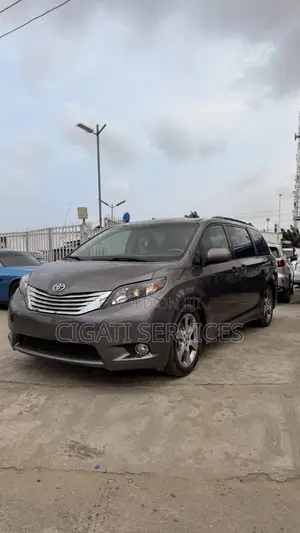 Toyota Sienna SE 8 Passenger 2012 Gray