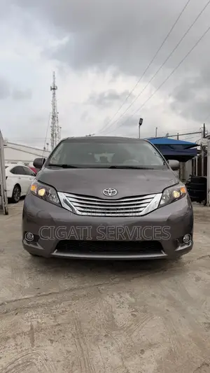 Toyota Sienna SE 8 Passenger 2012 Gray