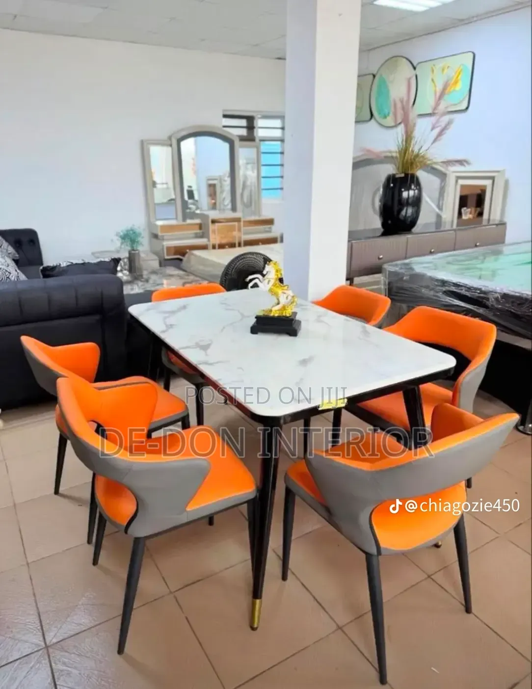 Dinning Table With Six Sitters