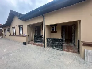 3bdrm Bungalow in Akala Way Akobo for rent