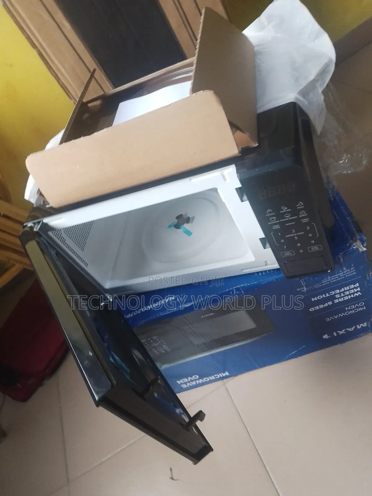 Efficient 700w Digital Maxi Microwave Oven + Control Panel