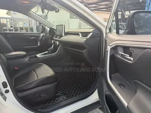 Toyota RAV4 2022 White