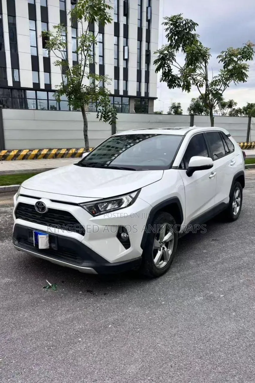 Toyota RAV4 2022 White