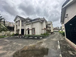 8 Bedroom Duplex on 1000sqm at Oniru Estate for Office Use