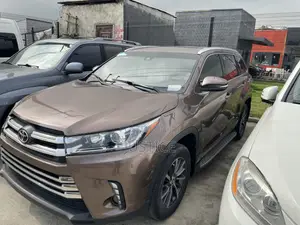 Toyota Highlander XLE 4x4 V6 (3.5L 6cyl 8A) 2017 Brown