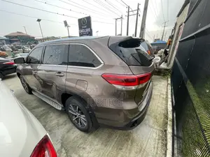 Toyota Highlander XLE 4x4 V6 (3.5L 6cyl 8A) 2017 Brown