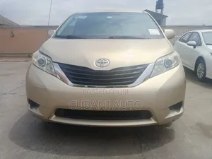 Toyota Sienna 2012 Gold