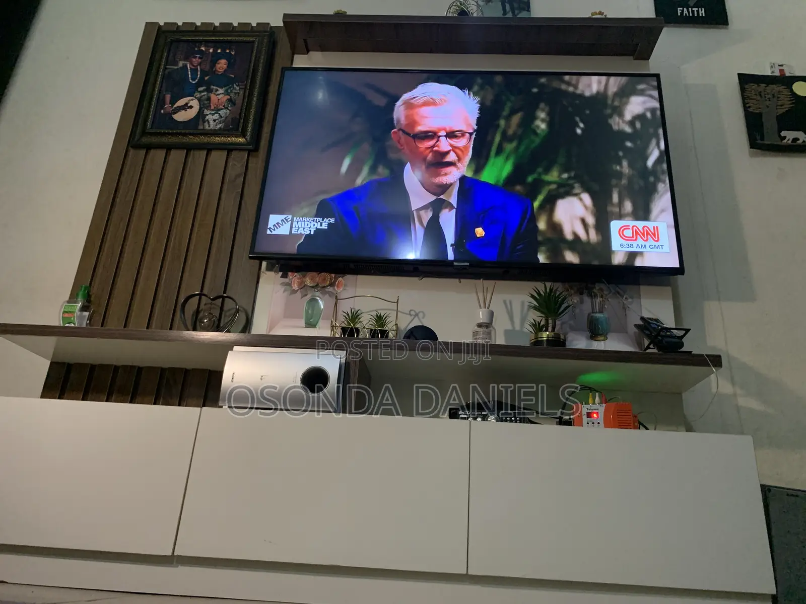Very Neat TV CONSOLE