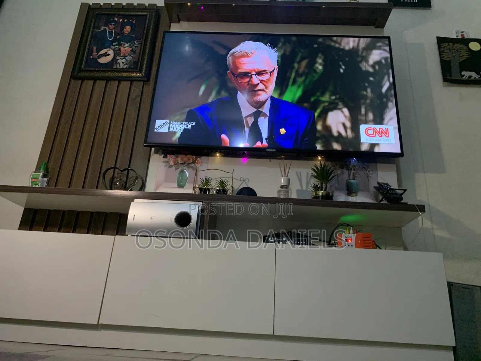 Very Neat TV CONSOLE