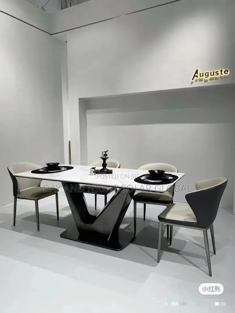 Luxurious Dining Table With 6 Sitters Chairs