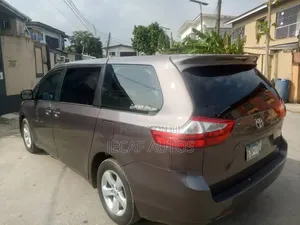 Toyota Sienna LE 7-Passenger 4dr Minivan AWD (3.5L 6cyl 6A) 2015 Gray