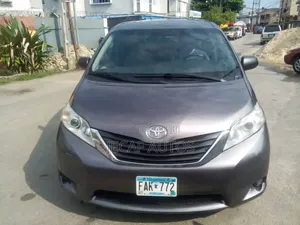 Toyota Sienna LE 7-Passenger 4dr Minivan AWD (3.5L 6cyl 6A) 2015 Gray