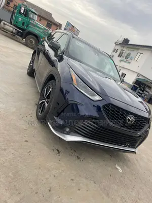 Toyota Highlander XSE 2021 Blue