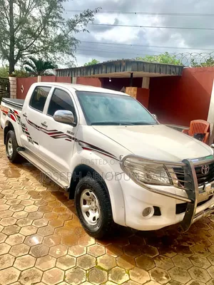 Toyota Hilux 2.5 D-4D 4X4 SRX 2012 White