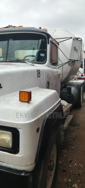 American Used RD Mach Concrete Cement Mixer Transit Truck