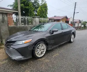 Toyota Camry XLE FWD (2.5L 4cyl 8AM) 2018 Gray