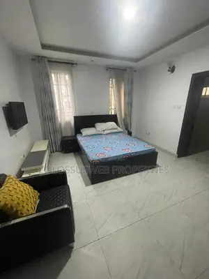 Furnished 2bdrm Apartment in Thompson Avenue for rent
