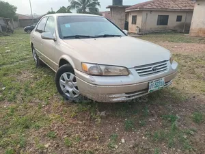 Toyota Camry CE 4dr Sedan (2.2L 4cyl 4A) 2000 Gold