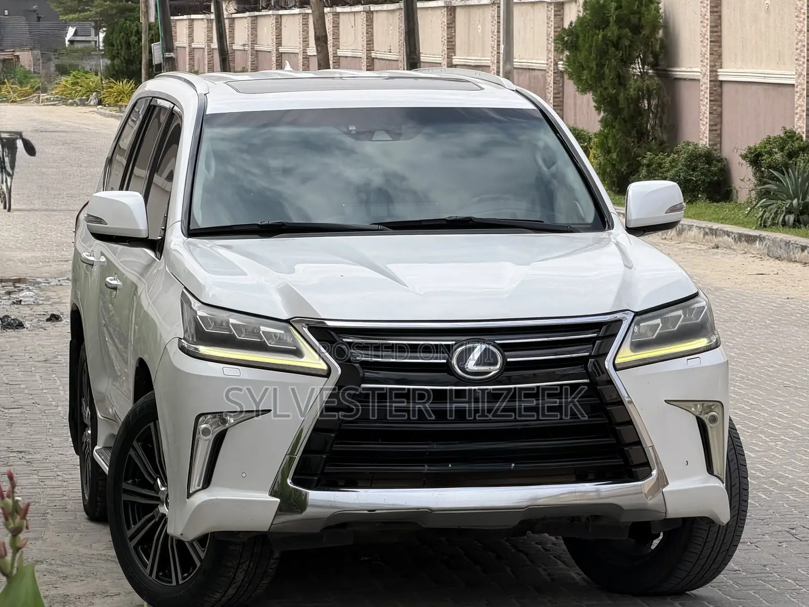 Lexus LX 570 AWD 2019 White