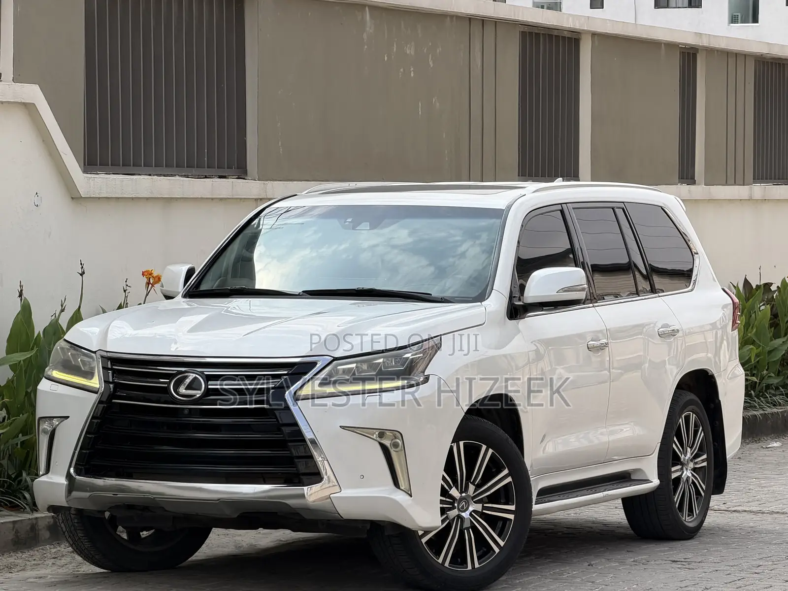 Lexus LX 570 AWD 2019 White
