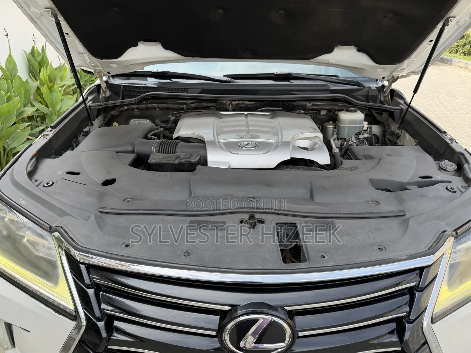Lexus LX 570 AWD 2019 White