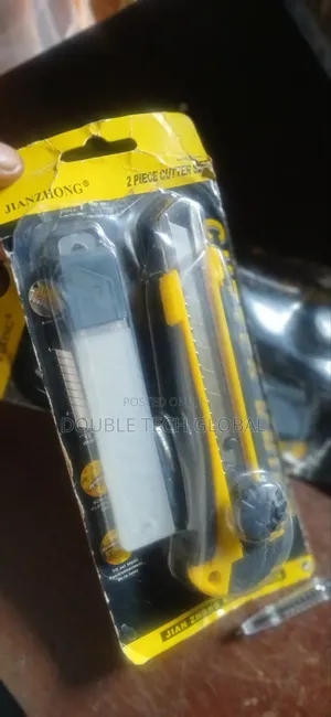 Utility Knife With Extra Blade